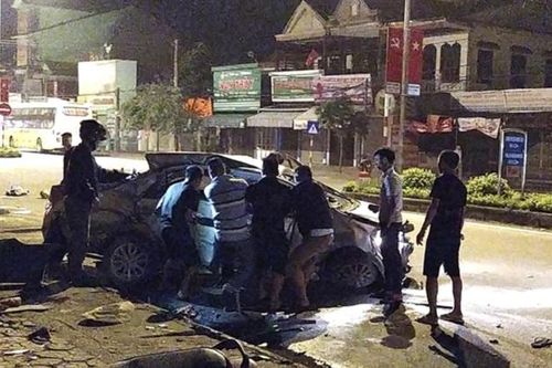 Taxi bị xe khách tông nát bét, 3 hành khách tử vong, tài xế nguy kịch