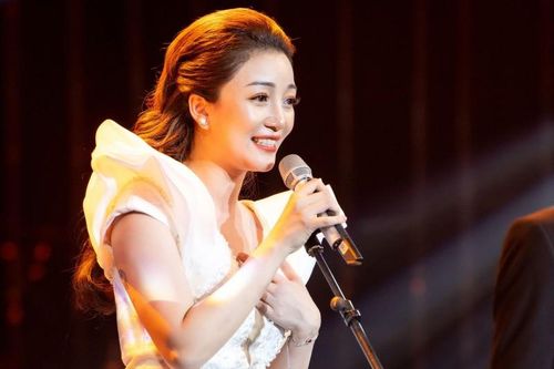 Bất ngờ với khả năng hát nhạc cách mạng của Phạm Thu Hà