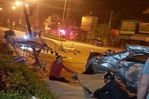 Xe khách tông vào xe con đang sang đường khiến 3 người tử vong tại chỗ