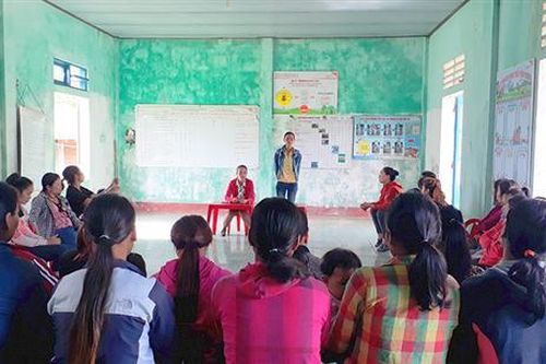 Phụ nữ vùng khó chung tay không để trẻ bỏ học