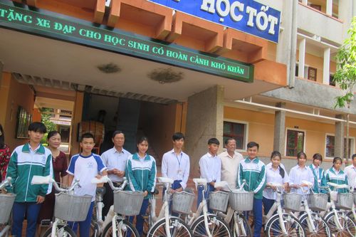 Tặng xe đạp cho học sinh có hoàn cảnh khó khăn tỉnh Quảng Trị