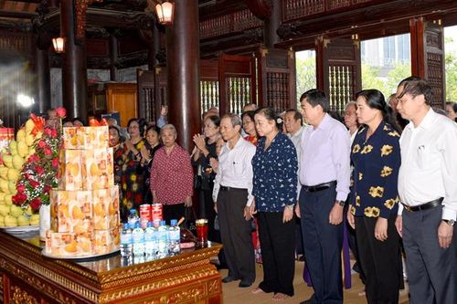 Đoàn công tác Đại học Tuyên truyền - Huấn học khóa I dâng hương tại Đền thờ Chủ tịch Hồ Chí Minh