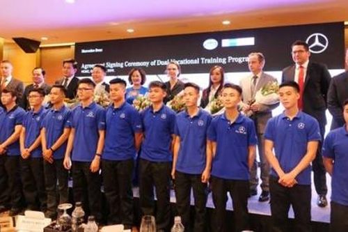 Mercedes-Benz hợp tác với AHK Việt Nam đào tạo kỹ thuật viên ô tô