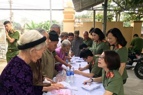 Khám, cấp thuốc miễn phí cho các đối tượng chính sách xã Hà Phú, Thanh Hóa