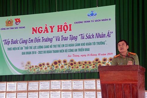Trao tặng 70 tủ sách nhân ái cho các trường học ở Sóc Trăng