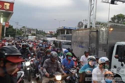 Cầu Phú Cường ùn tắc kinh hoàng vì tai nạn chết người