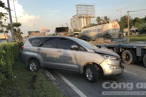 Xe Howo ủi xe 7 chỗ xoay như chong chóng ở Sài Gòn