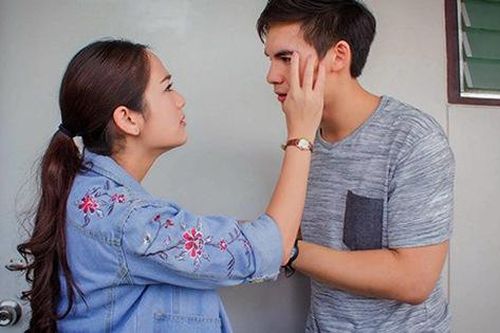 2 giờ sáng nghe tiếng nước chảy, em uể oải ngồi dậy rồi ôm mặt khóc nức nở khi thấy cảnh chồng đang lúi húi trong phòng tắm