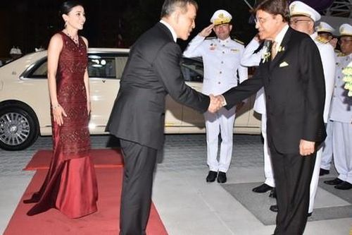 Sau khi Hoàng quý phi bị phế truất, Hoàng hậu Thái Lan trở thành tâm điểm chú ý với nhan sắc ngày càng rực rỡ và thần thái hút hồn