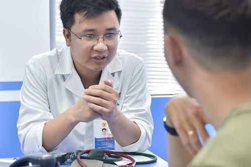 Hít 10 quả bóng cười mỗi tuần trong vòng 1 năm, nam thanh niên tê liệt người