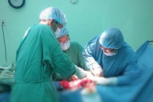 5 giờ phẫu thuật lấy khối u xơ tử cung nặng 6,3 kg