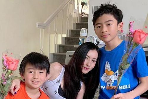 Trương Bá Chi lần đầu khoe ảnh cận mặt con trai thứ 3