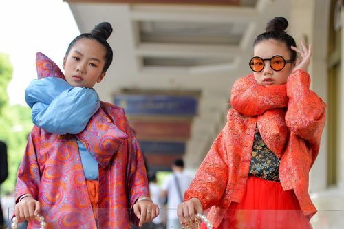 Cắt quần làm túi, đeo gối thay khăn catwalk giữa phố đi bộ hồ Gươm