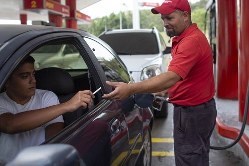 Người Venezuela trả một điếu thuốc lá, thanh kẹo để đổ xăng