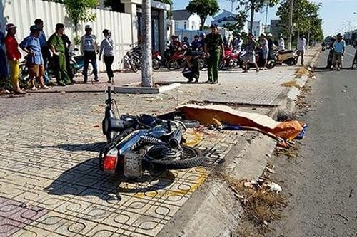 Lao xe máy vào gốc cây, người đàn ông tử vong tại chỗ