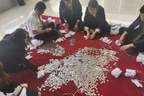 Người đàn ông vác thùng đựng 40.000 đồng tiền xu đi mua ô tô