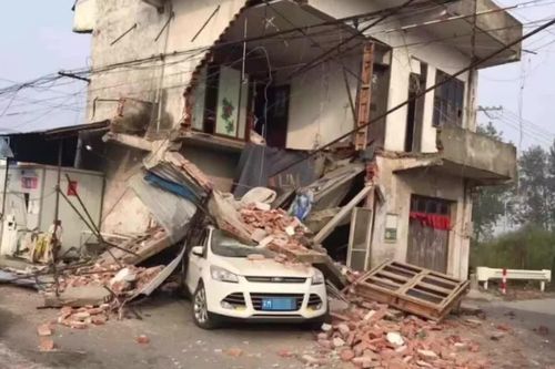Ô tô tông nhau khiến ngôi nhà hai tầng sụp đổ
