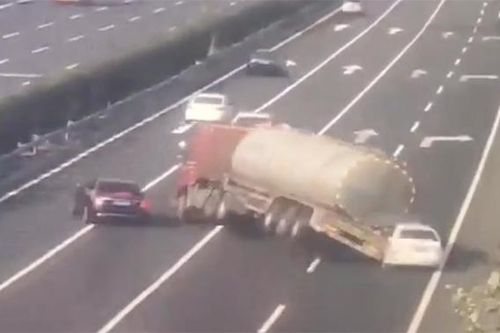 Tránh ô tô đỗ ẩu, xe chở dầu lật ngửa trên đường cao tốc