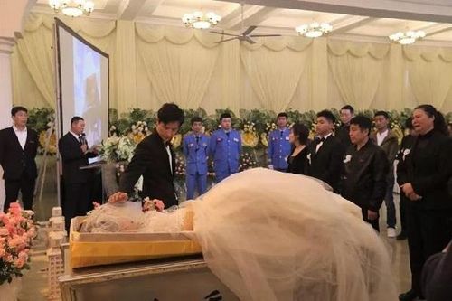 Nghẹn lòng chứng kiến cặp vợ chồng kết hôn trong đám tang của vợ