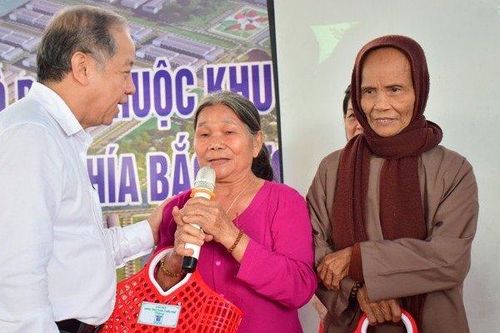 Người dân Huế bật khóc đọc thơ khi tham quan khu đất cho cuộc di dân lịch sử