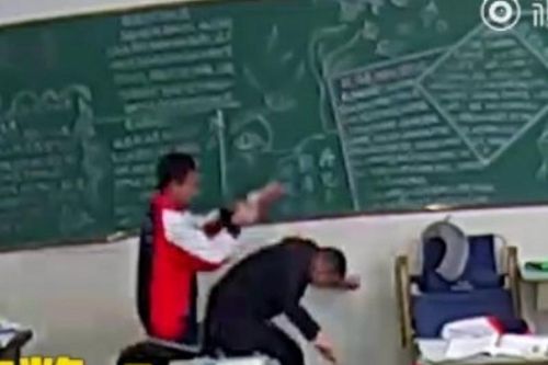 Kinh hoàng học sinh tấn công giáo viên ngay trên bục giảng
