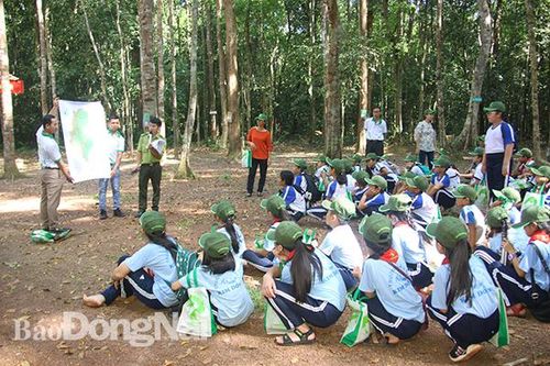 Gần 100 học sinh tham dự chương trình 'Một ngày đồng hành cùng Kiểm lâm'