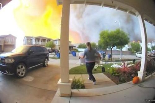 Thế giới California sơ tán 50.000 người, lính cứu hỏa 'chạy đua với thời gian'