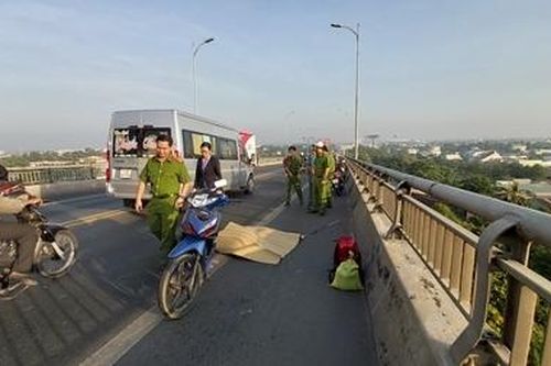 Hai xe máy va chạm trên cầu Rạch Miễu, một phụ nữ tử vong