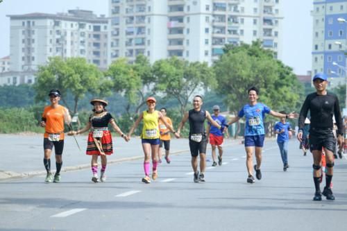 Gần 6.000 người tham gia Longbien Marathon
