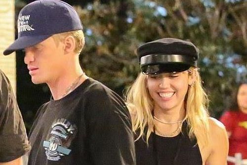 Miley Cyrus đi chơi công viên với bạn trai kém tuổi