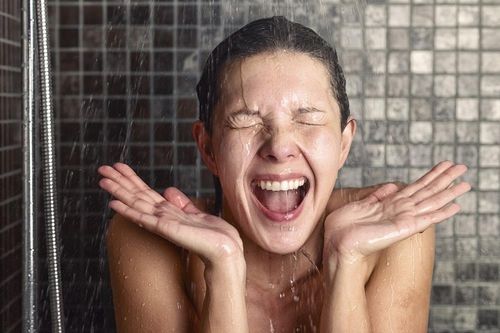 Nên tắm nước nóng hay nước lạnh?
