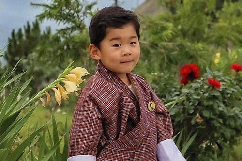 Hoàng tử Bhutan chiếm sóng của cha mẹ ở Nhật Bản