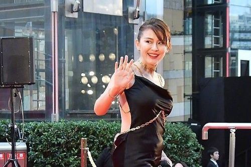 Mỹ nhân 'Chân Hoàn truyện' diện váy hở lưng gợi cảm