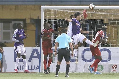 Bán kết Cup quốc gia 'nóng' vì trọng tài!