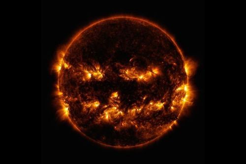 Kỳ thú bức ảnh mặt trời trông như chiếc đèn Halloween khổng lồ rực lửa