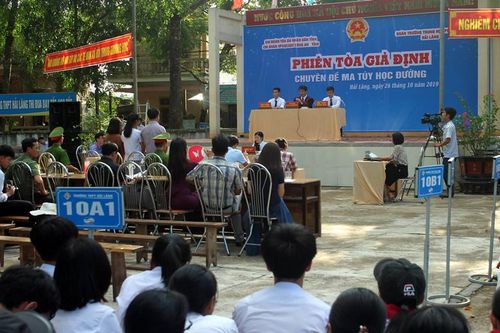 Mang 'công đường' đến... sân trường