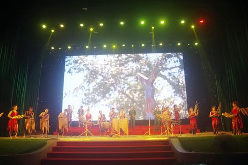 Lời khan vang giữa cố đô