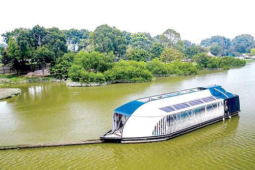 Thu gom rác trôi nổi trên sông