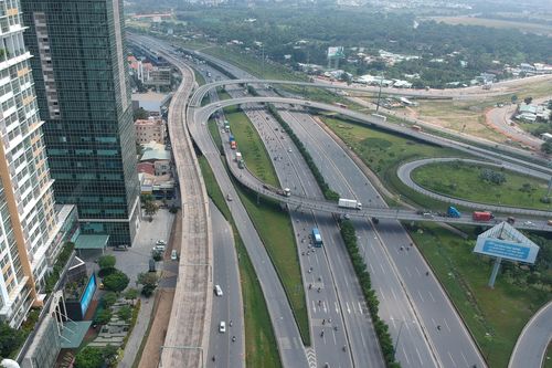 Chờ metro giải cứu kẹt xe