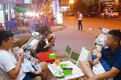 Hai ông bố bỉm sữa trông con cho vợ đi chơi được khen nức nở