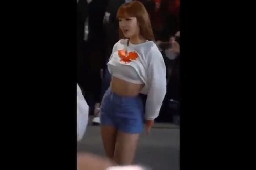 Những lần BTS và dàn sao Hàn đỏ mặt vì sự cố trang phục