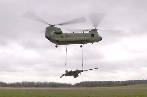 Xem trực thăng CH-47 Chinook vận chuyển lựu pháo M-777