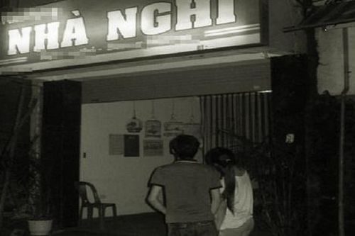 Thiếu niên 15 tuổi đưa bạn gái 12 tuổi vào nhà nghỉ