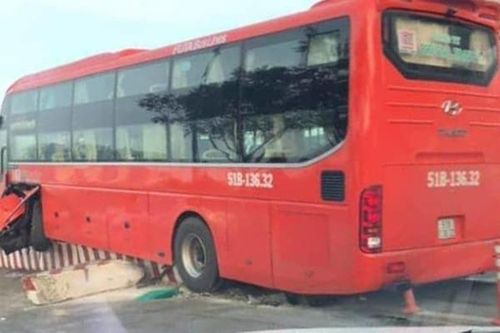 Xe khách 'đại náo' dưới chân cầu Sài Gòn, hành khách khiếp vía
