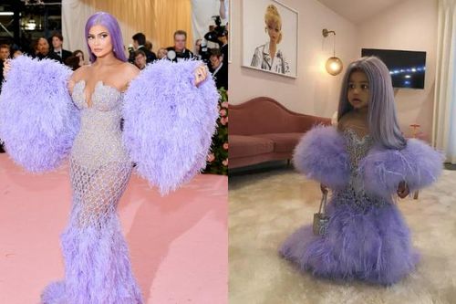 Con gái cưng nữ tỷ phú Kylie Jenner mặc váy tím hóa thân thành mẹ gây sốt trên mạng vì quá đỗi dễ thương