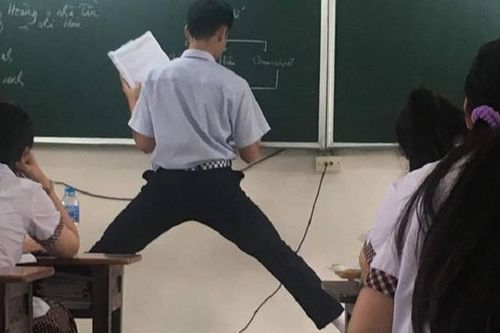 Sở hữu chiều cao vượt trội, nam sinh đành phải xoạc chân khi làm bài trên bảng khiến đám bạn được phen ôm bụng cười
