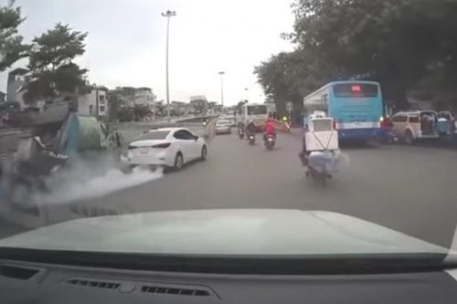 Hà Nội: Xế hộp đâm xe rác, hất nữ lao công xuống đường