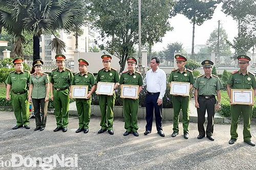 Khen thưởng đột xuất tập thể và cá nhân về thành tích phòng chống tội phạm