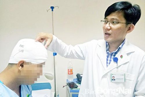 Bị thanh sắt rơi trúng đầu, vỡ hộp sọ
