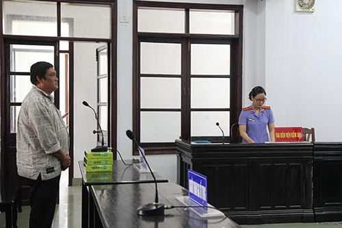 Cầm dao đến 'hỏi chuyện' 9 năm trước